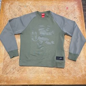 Nike Mens S Virescit Vulnere Virtus LeBron James Olive Crewneck with pockets